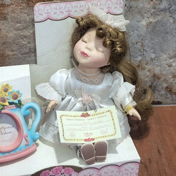 DanDee Collectors Choice Pretty As A Picture Doll & Photo Frame - Picture 8 of 12